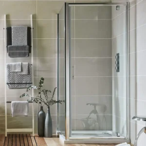 Side view of Scudo S6 1000mm chrome 6mm glass shower side panel with 6mm clear glass, chrome finish, aluminium construction and rectangular shape.